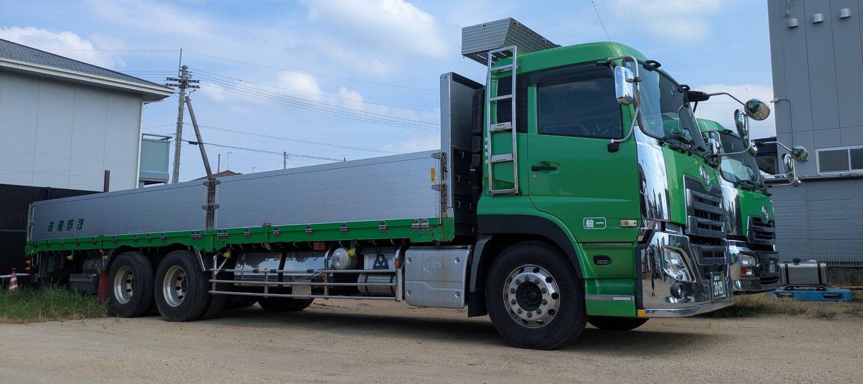 浅野運送の13t大型平ボディ車（アルミ製の荷台）
